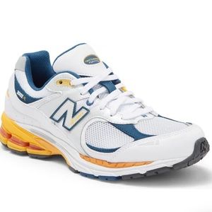 2000R new balance sneaker